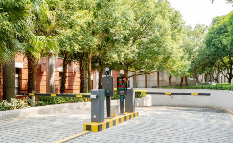 车辆出入口停车云边场景